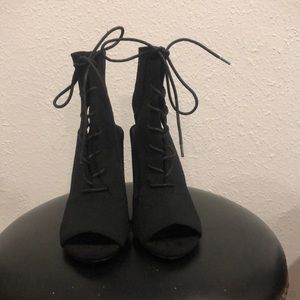 Steve Madden black heels elastic